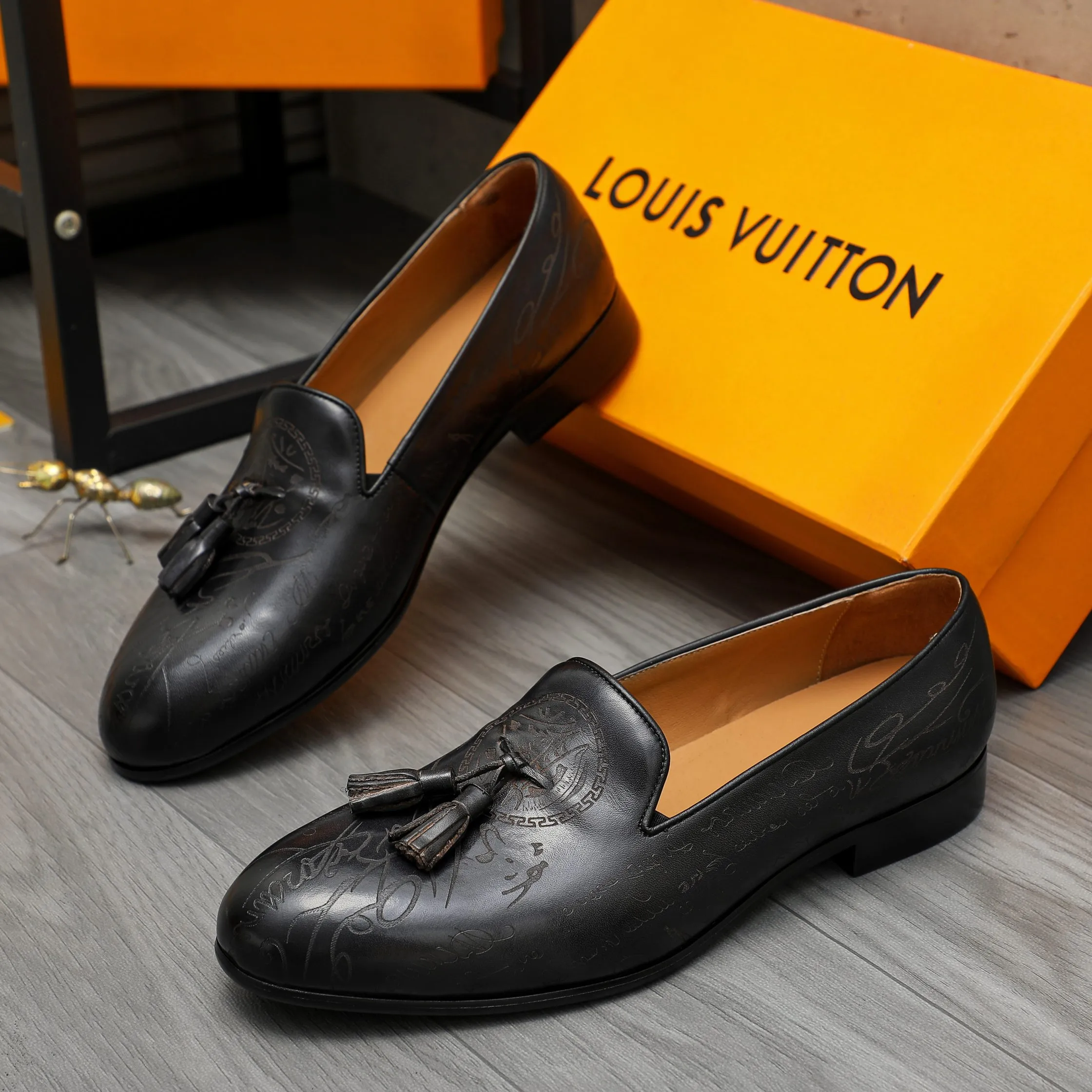 Men's shoes 💰520 Product trademark: LV "Louis Vuitton" business slip-on leather shoes Regular size: 37-46 Product materials: Selected carved cowhide upper, pigskin lining, rubber outsole